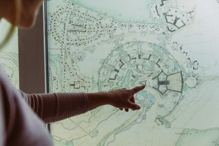 Bebauungsplan der SS-Burganlage und der Siedlung Wewelsburg mit eingetragenen Parzellen des Dorfes, Hermann Bartels im Februar 1944 (Foto: Lina Loos © Kreismuseum Wewelsburg)